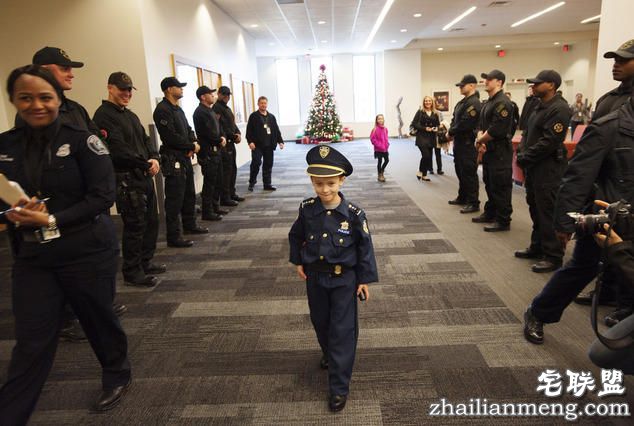 酷！美国7岁小正太当了1天警察局长