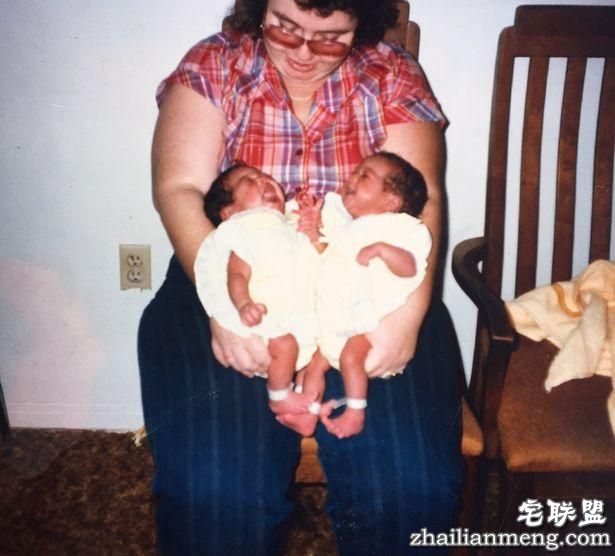 双胞胎姐妹同有122cm臀围