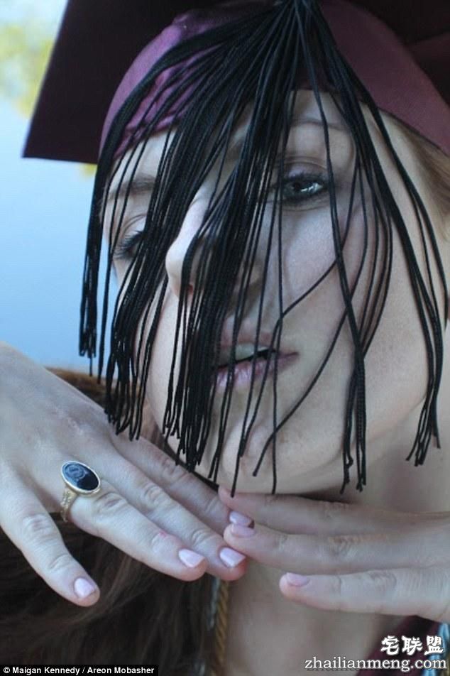 欠债才性感！美国女大学生躺支票中拍毕业照，向父母和青春致歉