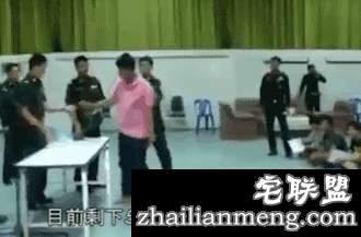 泰国征兵够奇葩，纯靠抽签，红签入伍黑签回家，小哥儿们快疯了