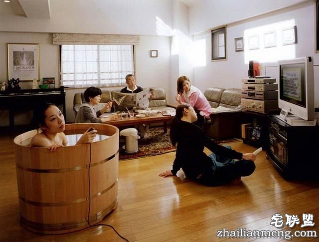 日本女摄影师进百户人家裸体沐浴自拍