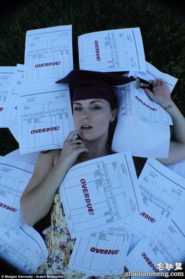 欠债才<a href=https://www.zhailm.com/e/tags/?tagname=%E6%80%A7%E6%84%9F target=_blank class=infotextkey>性感</a>！美国女大学生躺支票中拍毕业照，向父母和青春致歉