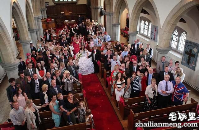 英国新娘奢华婚纱重达127斤