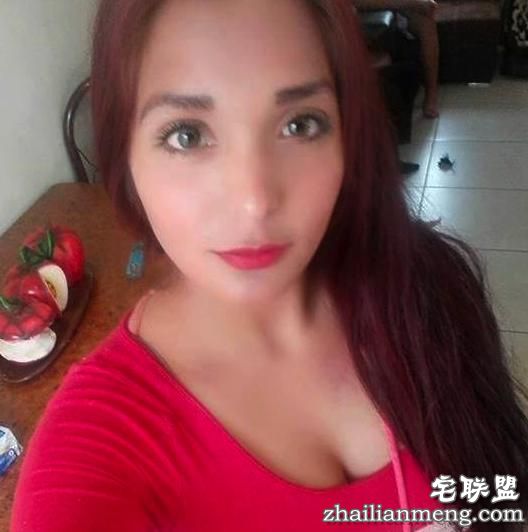 墨西哥女警脱下制服，露胸照在国外社交网络上遭疯传