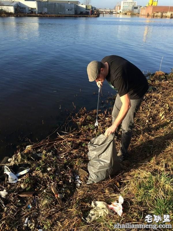 男子每天花30分钟清理河畔垃圾，结局真是让我们想不到啊！