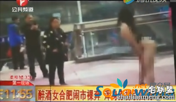 醉酒女闹市裸奔 女子浑身赤裸摸私处引围观