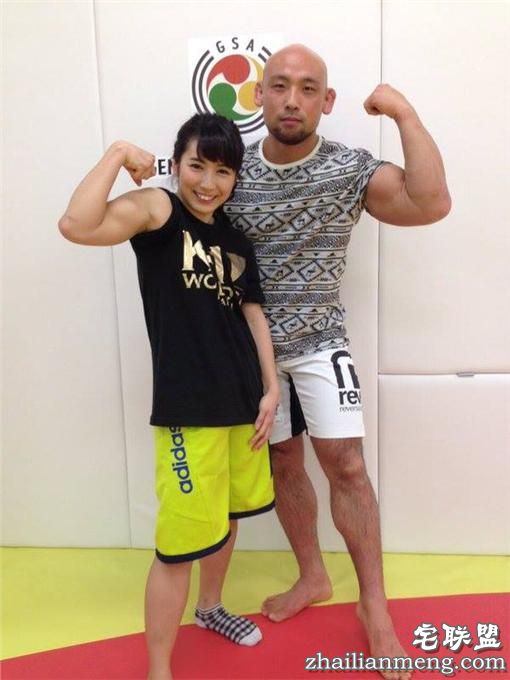 酱紫才叫做反差萌~可爱甜心加二头肌让人疯狂！