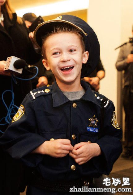 酷！美国7岁小正太当了1天警察局长