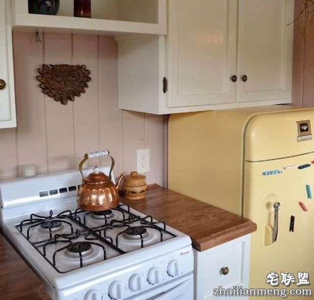 这对情侣买了一辆二手校车回来改造，最后的成果简直让人羡慕无比