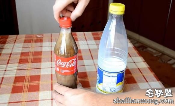 男子实验“将牛奶倒进可乐里”，下一秒的变化让我再也不敢喝可乐
