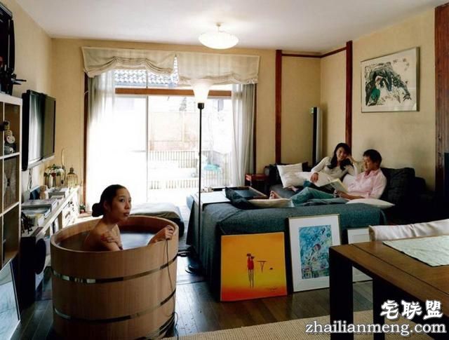 日本女摄影师进百户人家裸体沐浴自拍