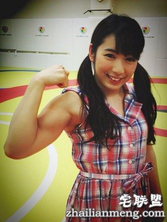 酱紫才叫做反差萌~可爱甜心加二头肌让人疯狂！