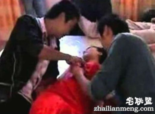 兼职闹伴娘一次500元 生鸡蛋丢进伴娘胸口随意蹂躏