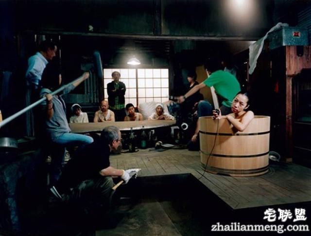 日本女摄影师进百户人家裸体沐浴自拍