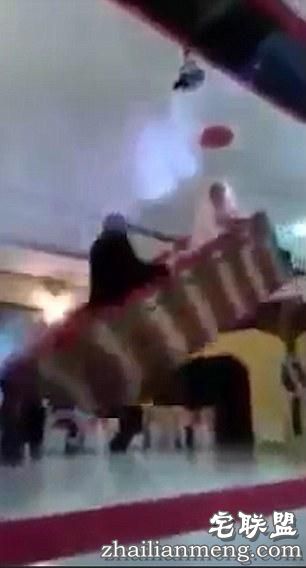 玩脱了！新人结婚坚持坐“飞船”入场，绳索断裂惨遭“沉船”