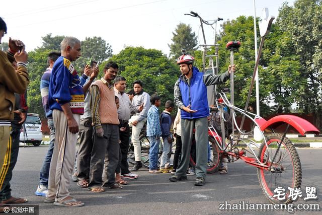 印度男子骑2.5米高自行车上路，警察挡不住他太牛掰啦