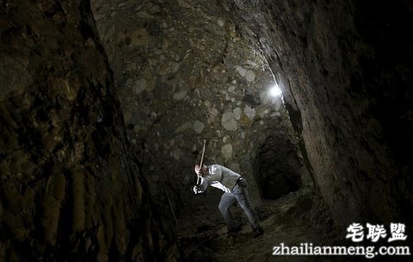 男子不停在这挖掘所有人以为他疯了，12年后被他的成品惊掉下巴