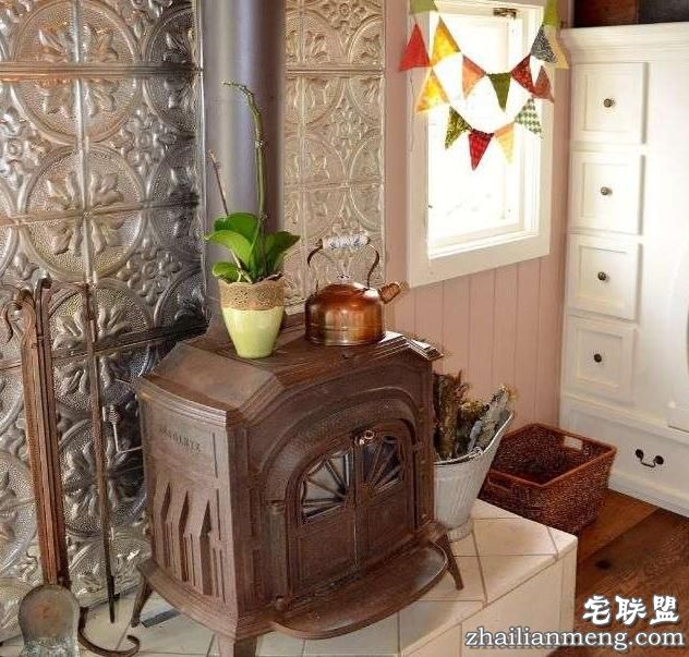 这对情侣买了一辆二手校车回来改造，最后的成果简直让人羡慕无比