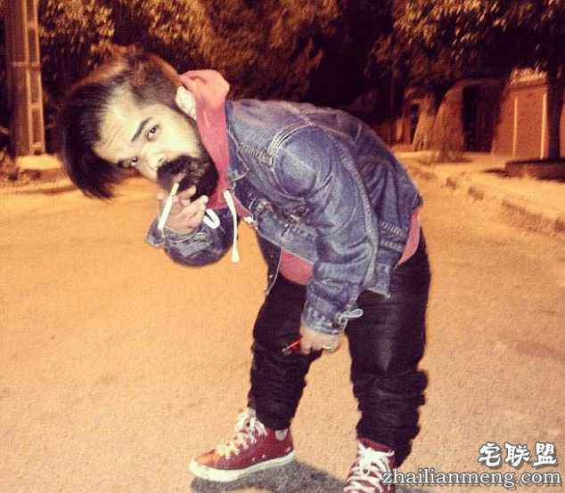 　　据英国《每日邮报》4月6日报道，近日，摩洛哥27岁的侏儒症患者伊斯梅尔(Ismail