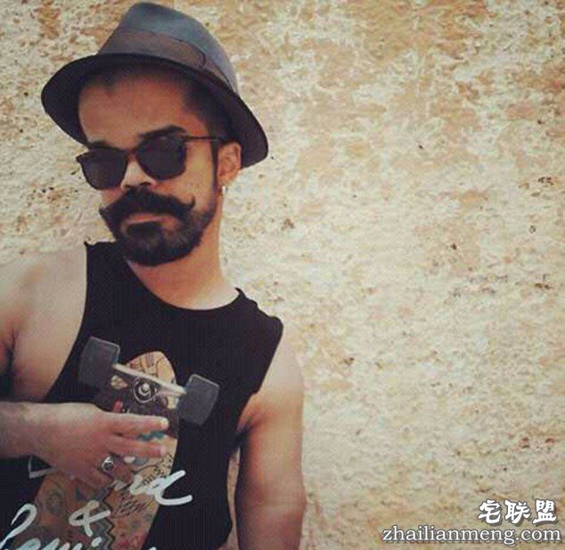 　　据英国《每日邮报》4月6日报道，近日，摩洛哥27岁的侏儒症患者伊斯梅尔(Ismail