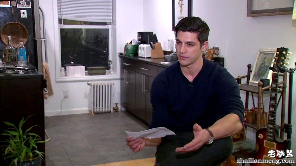 他好不容易找回遗失钱包时还超开心，结果发现裡面的神秘小纸条后就不知道该哭还是笑了...