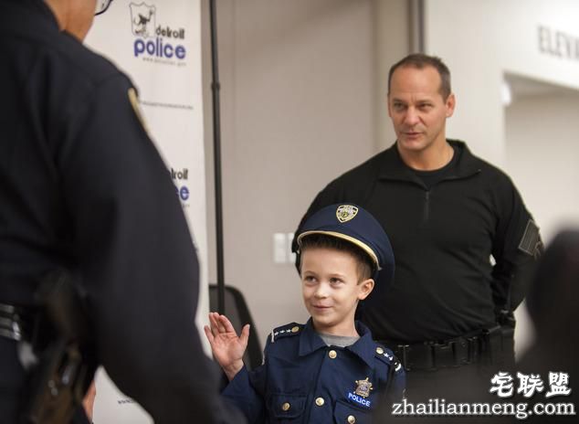 酷！美国7岁小正太当了1天警察局长