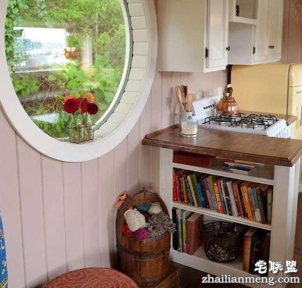 这对情侣买了一辆二手校车回来改造，最后的成果简直让人羡慕无比