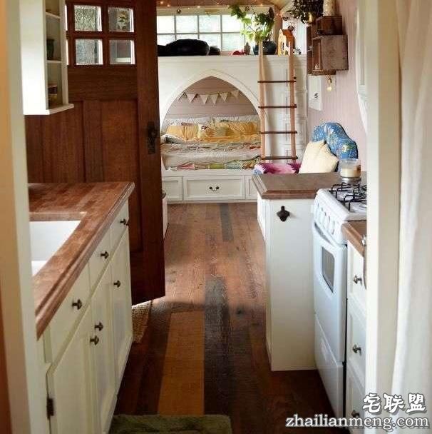 这对情侣买了一辆二手校车回来改造，最后的成果简直让人羡慕无比