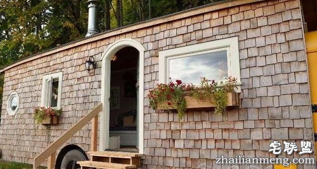 这对情侣买了一辆二手校车回来改造，最后的成果简直让人羡慕无比