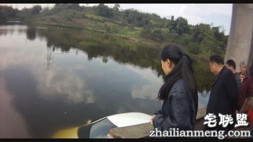 女司机开车冲进水库 竟然是因为打瞌睡