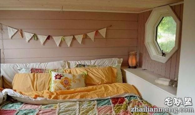 这对情侣买了一辆二手校车回来改造，最后的成果简直让人羡慕无比