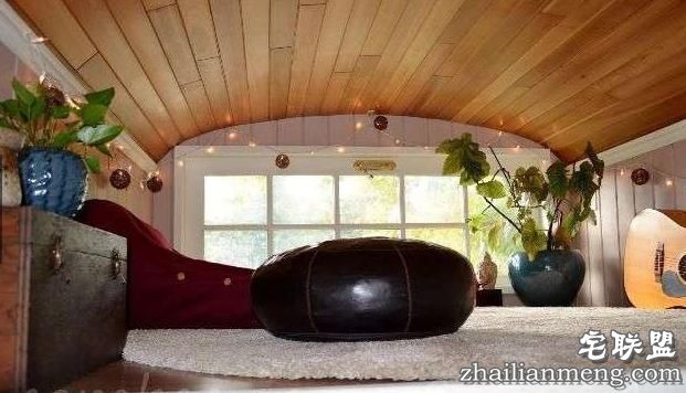 这对情侣买了一辆二手校车回来改造，最后的成果简直让人羡慕无比