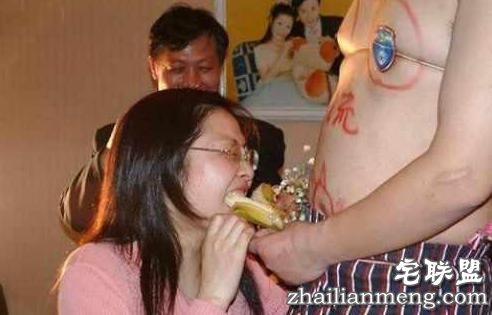 兼职闹伴娘一次500元 生鸡蛋丢进伴娘胸口随意蹂躏