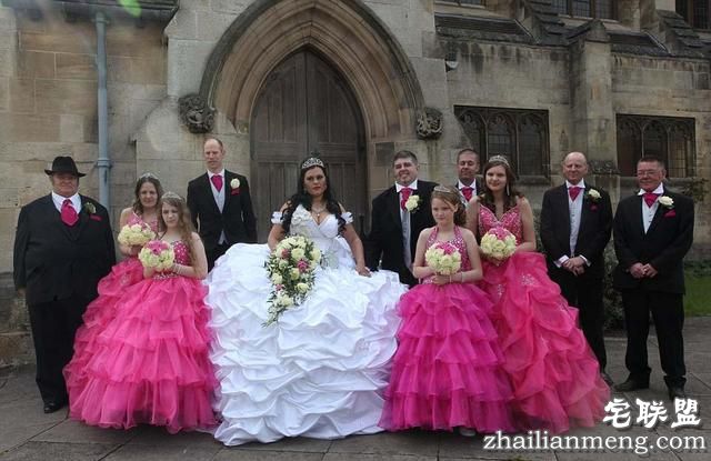 英国新娘奢华婚纱重达127斤