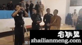 泰国征兵够奇葩，纯靠抽签，红签入伍黑签回家，小哥儿们快疯了