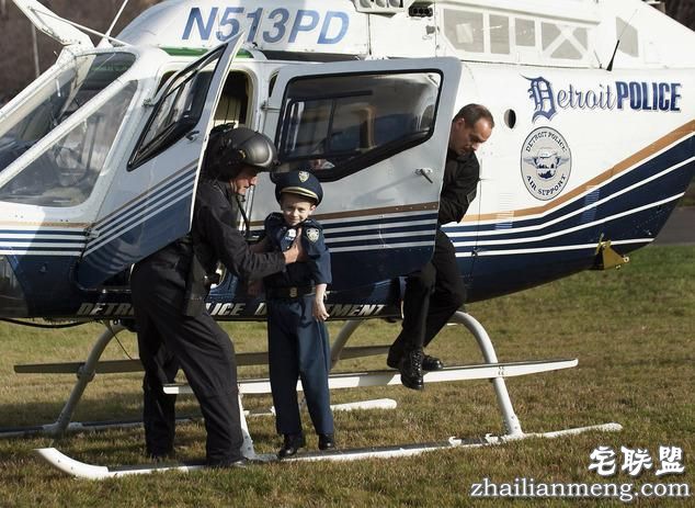 酷！美国7岁小正太当了1天警察局长