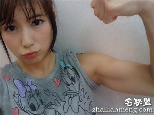 酱紫才叫做反差萌~可爱甜心加二头肌让人疯狂！