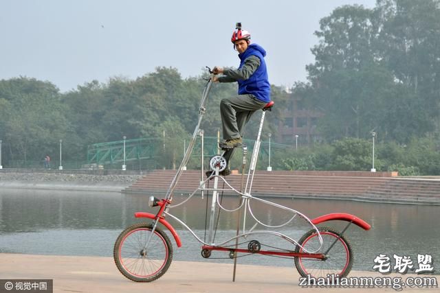 印度男子骑2.5米高自行车上路，警察挡不住他太牛掰啦