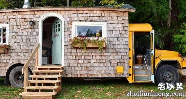 这对情侣买了一辆二手校车回来改造，最后的成果简直让人羡慕无比