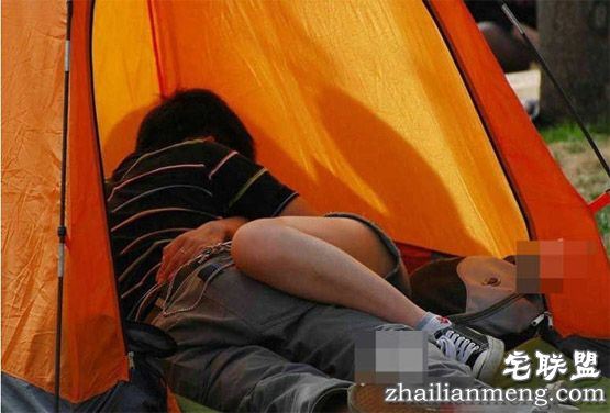 混帐门事件艳照曝光 一男女户外露营混帐时发生一夜情