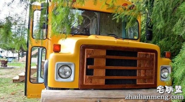 这对情侣买了一辆二手校车回来改造，最后的成果简直让人羡慕无比