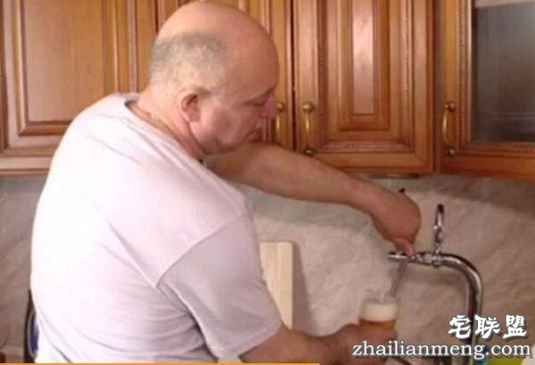 俄媒:俄男子家中安装啤酒龙头