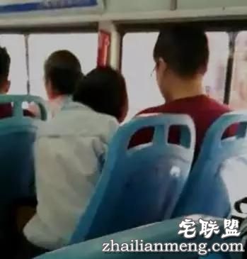 公交车女色狼对多个男人上下其手
