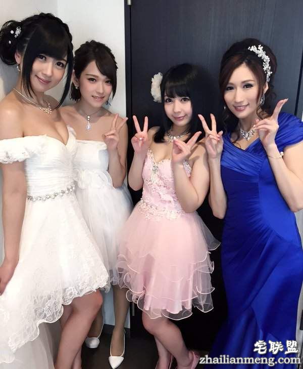 《宅宅AVDay》倒数第四张跟JULIA大槻响合影的短发的女生是谁啊?