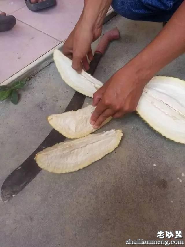 一哥们特别开心说，他花费7元就在网上买到了一个榴莲｜呵呵