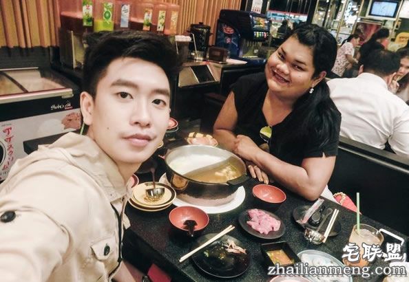 泰国网红胖妹竟有个帅气男友 全世界都嫉妒了