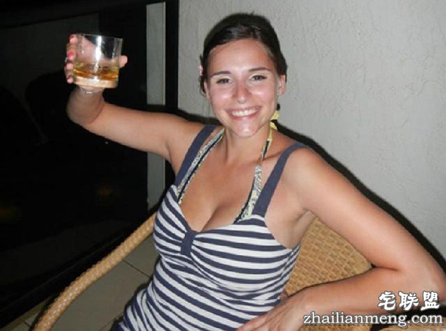 美女“色狼”在客机上非礼女乘客，上下其手