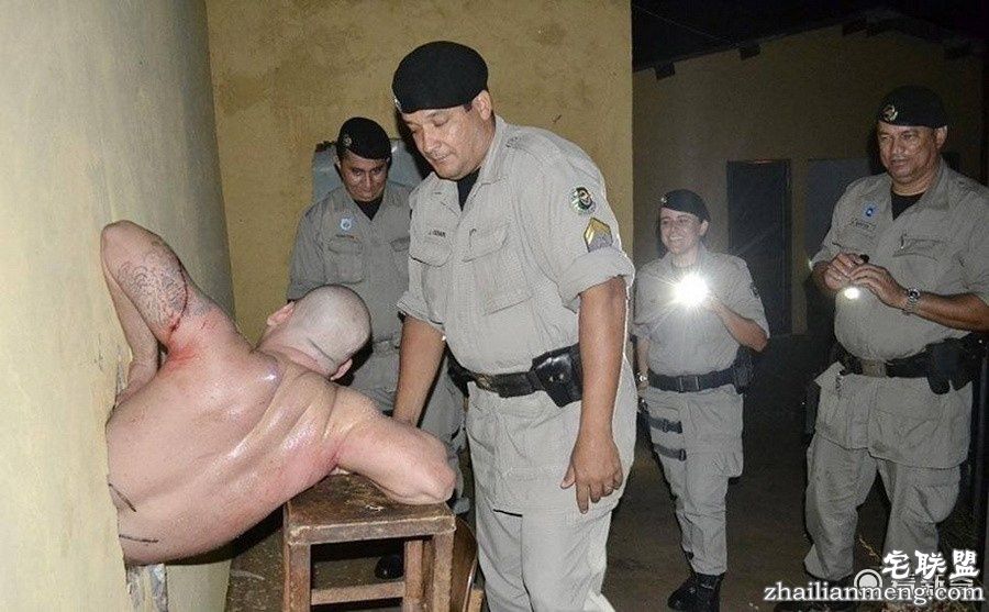 囚犯也要减肥啊 不然越狱的时候会卡肚子！