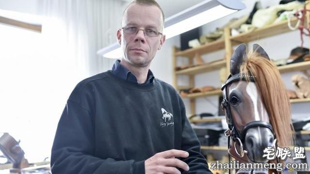 德国女子竟扮成马拉车，男子端坐驾驭她！