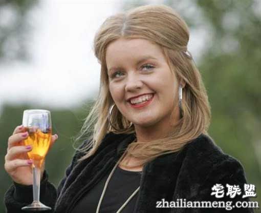 英国<a href=https://www.zhailm.com/e/tags/?tagname=%E5%B0%91%E5%A5%B3 target=_blank class=infotextkey>少女</a>17岁中百万巨奖，挥霍3年后男友与其分手！